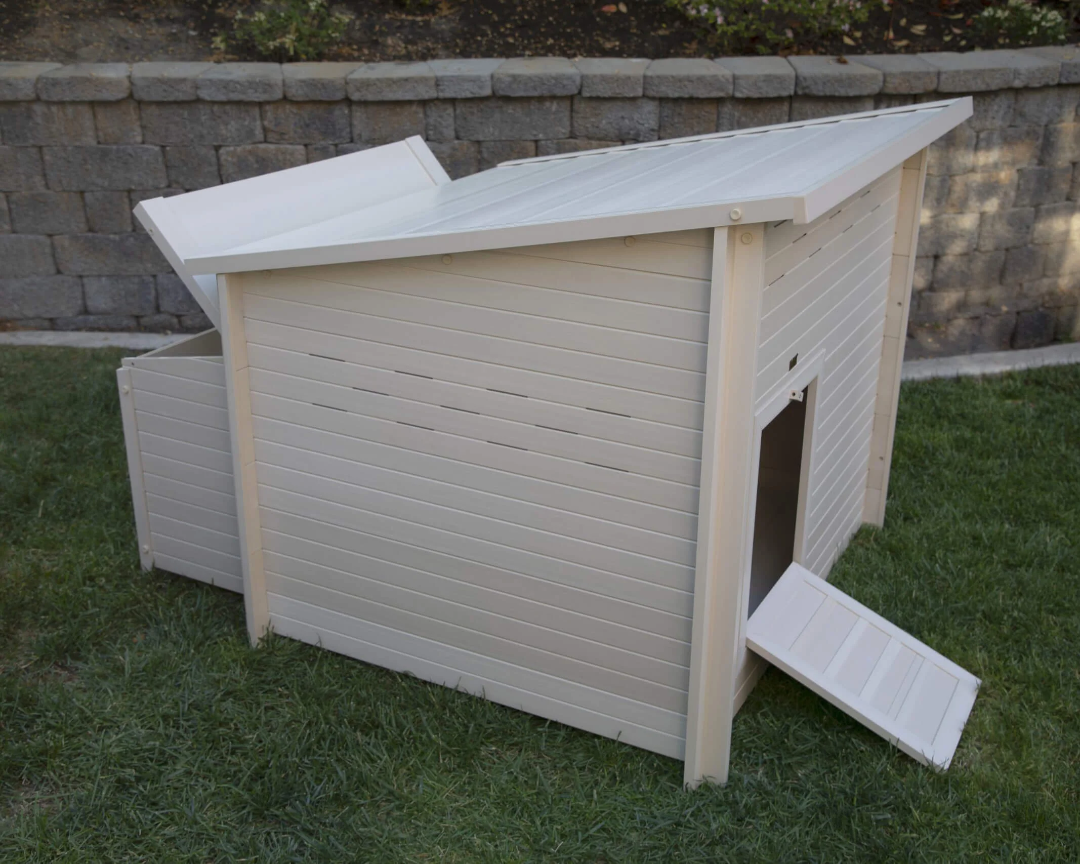 New Age Pet Jumbo Fontana Chicken Barn - Image 2